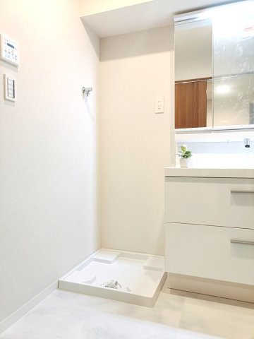 【室内洗濯機置き場】　収納棚を設けていないため、お好みの使い方が可能です。