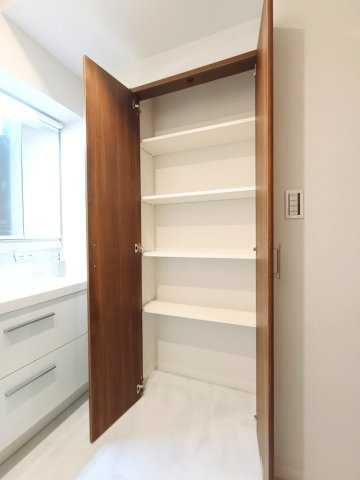 【洗面室　収納】　あると嬉しいリネン庫。洗面所に必須のタオルやお掃除用具を整理して収納できます。