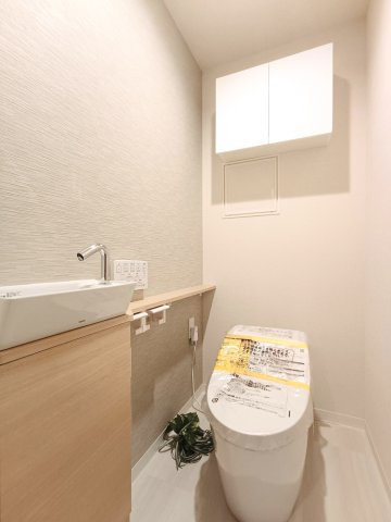【トイレ】　トイレには便利な手洗い水栓付き！機能性とデザイン性を兼ね備えた空間です。