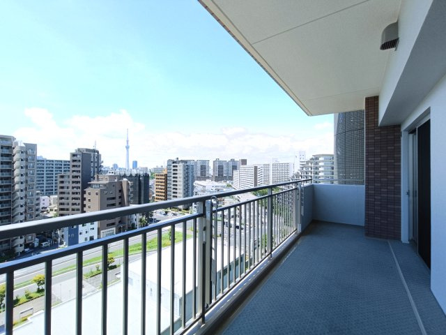 【バルコニー】　陽を遮るような高い建物がなく、陽当たり良好です。