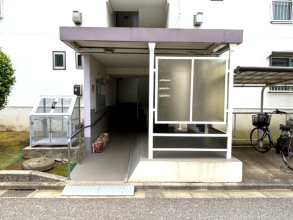 建物の入り口です！ゴミ捨て場も清潔に保っています。