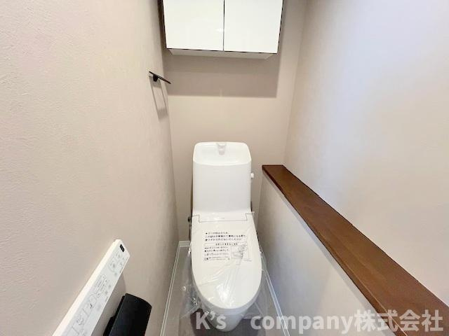 ペーパー類や掃除用品を収納できる棚付きのトイレ◇