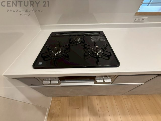 多数の調理器具を同時に使用でき、料理の効率化が可能。省エネで節約になり、様々な料理スタイルに適応できます。また、火力調整が独立しており、手入れや掃除もしやすく、今よりもっとお料理が楽しくなるかも。