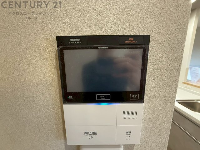 訪問者が来たときにテレビ画面で確認できるため、安心してドアを開けられます。録画機能があるものもあり、留守中に来訪者を記録しておくことができます。利便性が高く、セキュリティ面でも安心です。