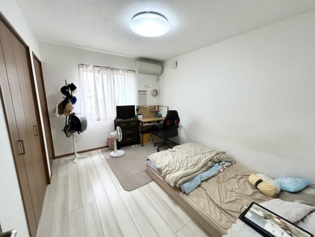 寝室でゆっくりと過ごすためにはベッド周りの適度な空間を担保することや窓の位置、照明の明るさ、寝室の広さなどを考える必要があります。自身や家族の構成とライフスタイルに併せて寝室にする部屋を選びましょう！