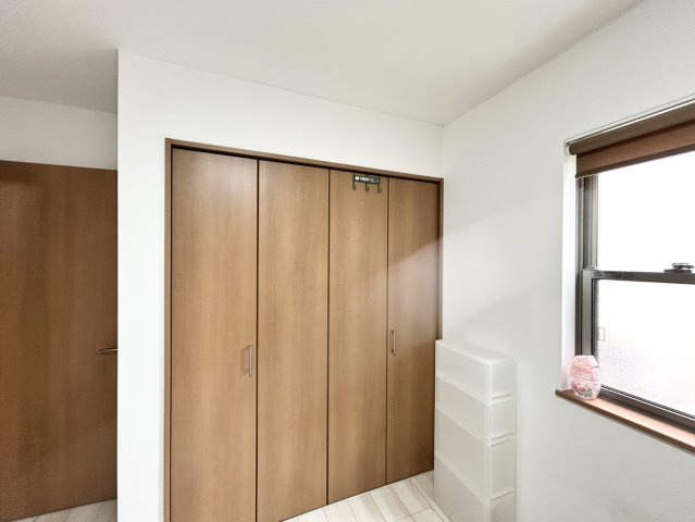 デザイン性を重視しすぎて収納が少なかった！なんてことにならないため、事前に現地で収納の数を確認しておくことをお勧めします。クローゼット以外にも床下収納や屋根裏収納、パントリーなどもチェックしましょう。