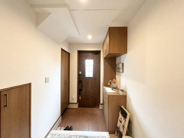 玄関は家の顔でもあり、家族以外の目にも止まる場所です。玄関は外との間を仕切る扉、靴などをしまっておく収納スペース、靴脱ぎのたたきスペース、来客とのやり取りをするドアホンなど複数のアイテムからなります。