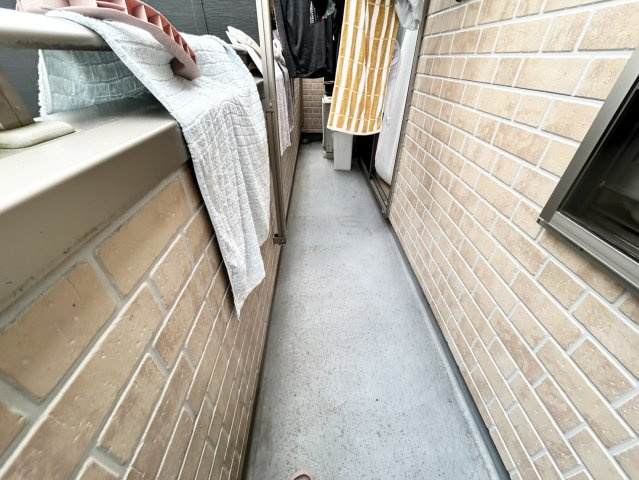 バルコニーは、室外の専用スペースのうち、「屋根がなく開放された空間」であるものを指します。ベランダより広いタイプのものが多く、日当たりもよいため家庭菜園などを楽しみたい人にとって適した環境となります。