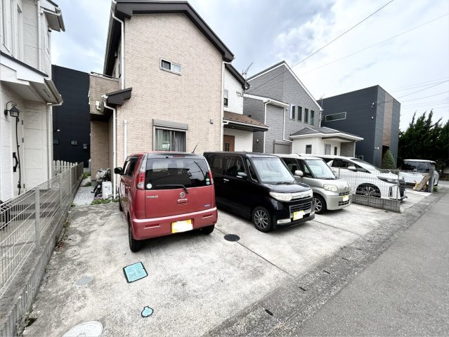 駐車場と明記されていても、最小スペースでつくられた駐車場だと大型車は駐車できなかったり、出入りしにくくなったりする可能性があります。お車のサイズと購入したい物件の駐車場のサイズを現地で確認しましょう。