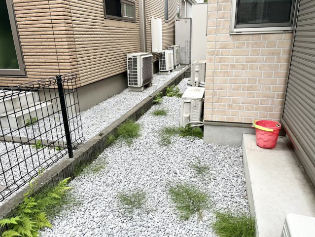 庭があることでガーデニングや家庭菜園はもちろん、こどもの遊び場やペットを放して遊ぶことができます。また、家の周囲に余裕があるということです。隣地との間があれば、十分な日当たりと、風通しが確保できます。