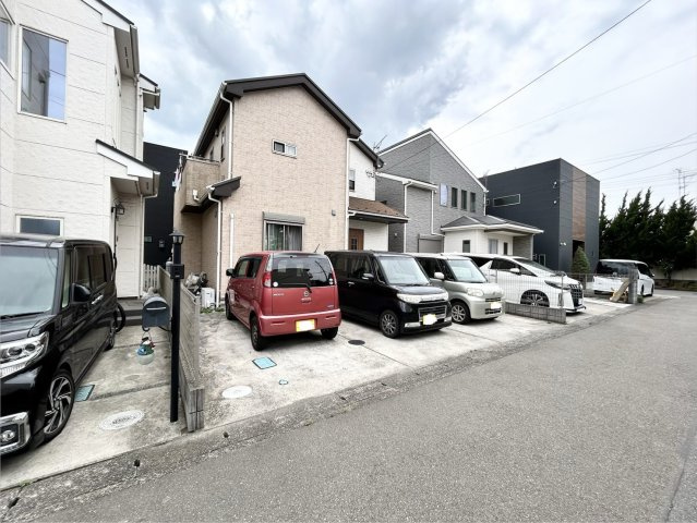 住宅用の土地では前面道路に2m以上接していなければならないと法律で定められています。しかし、お持ちの車のサイズやライフスタイルなどにより、2mでは利便が悪い場合もございますので、事前に確認しましょう。