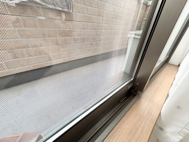 サッシは、ガラス窓に使用される金属製の窓枠です。一般的に住宅建築では、金属製建具工事の段階でガラス類・玄関などと同時に設置されます。種類や構造により断熱性能や遮音性能が異なるので現地でご確認ください。