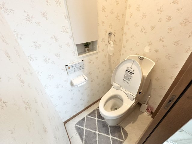 トイレは大きさや形、機能、抗菌性などが異なる多種多彩なタイプが各メーカーから出ています。それぞれに良さがあるため、事前にどういったタイプのトイレがいいのかをご家庭内で決めて、内見に行くといいでしょう。