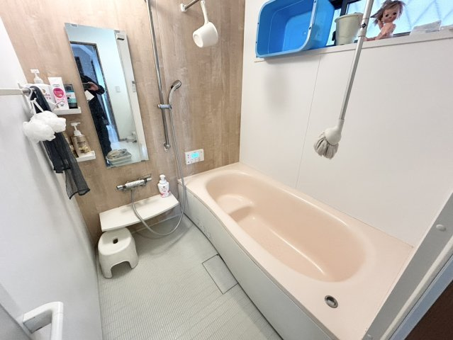 入浴時の快適さも大事なことですが、綺麗な状態を維持できなければ気持ちよく入浴できません。毎日の掃除が楽という点は大事なポイントになります！カビが生えにくく掃除がしやすい、壁や浴槽を選ぶといいでしょう。