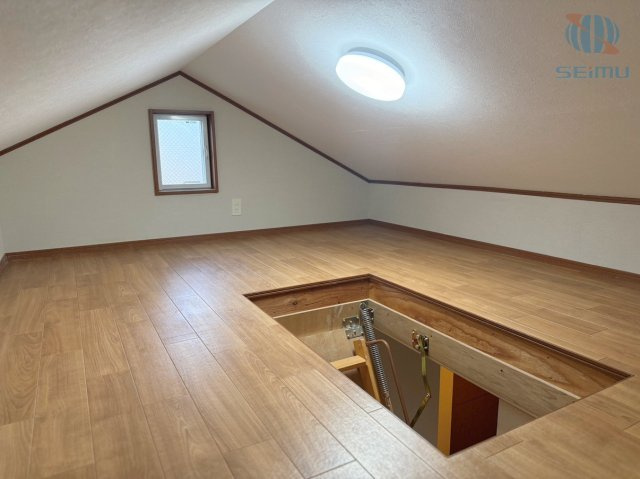 【屋根裏収納】屋根裏収納を備えており、季節物や普段使わない荷物の収納にも便利。住空間をすっきりと保ちながら、収納スペースを有効活用できます。