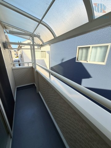 【バルコニー】屋根付きのバルコニーは、急な天候の変化にも対応しやすく、毎日のお洗濯にも便利。ゆとりのある奥行きで、洗濯物をたっぷり干せる使い勝手の良いスペースです。