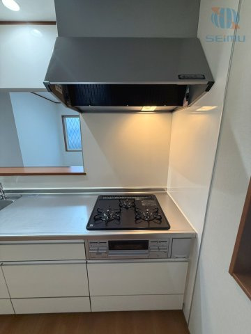 【キッチン／コンロ】3口コンロ・グリルを備えた使い勝手の良いキッチン。複数の料理を同時に調理しやすく、毎日の食事づくりもスムーズに進みます。