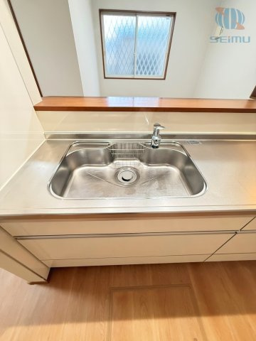 【キッチン／シンク】広々としたシンクを備えており、大きな鍋や調理器具も洗いやすく、毎日の家事を快適にサポートします。