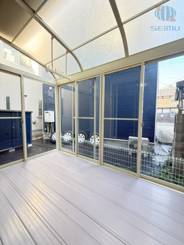 【サンルーム】天候を気にせず洗濯物が干せる便利なサンルーム。家事の負担を軽減し、毎日の暮らしを快適にします。