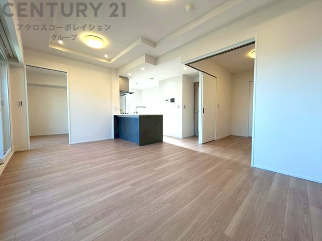リビングダイニングは家族や友人とのコミュニケーションを楽しむ場所でくつろぎながら食事や会話を楽しめ、多目的に利用できリラックスできる空間です。家庭内の中心として機能し、快適な生活をサポートします。