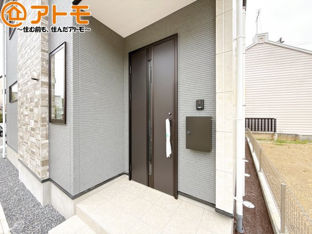 落ち着いた色合いの玄関はダブルロックで防犯性に優れた仕様になっています♪
