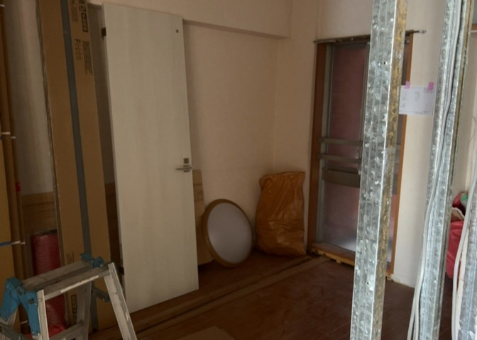 洋室のメリットは重い家具が置きやすく、身の回りが整理しやすいことです。　床がフローリングのため畳とは異なり凹みにくいです。　クローゼットなど収納が豊富で、普段使わない旅行カバンや服の整頓も簡単にです。