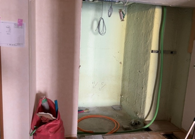 寝室でゆっくりと過ごすためにはベッド周りの適度な空間を担保することや窓の位置、照明の明るさ、寝室の広さなどを考える必要があります。自身や家族の構成とライフスタイルに併せて寝室にする部屋を選びましょう！