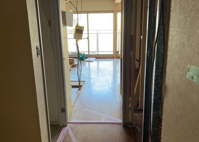 内装はとにかくおしゃれなものがいい！と選ぶ前に、まず住んだ後のことを想像してみましょう。住んでみたらコンセントの位置が悪くて使いにくいなど出てきます。事前にどの家電をどこに置くか想定しておきましょう。
