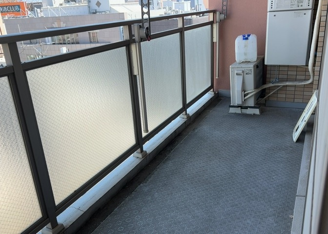 バルコニーは、室外の専用スペースのうち、「屋根がなく開放された空間」であるものを指します。ベランダより広いタイプのものが多く、日当たりもよいため家庭菜園などを楽しみたい人にとって適した環境となります。