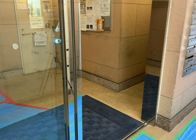 マンションのエントランスには、もともと風よけや防犯の役割がありますが、マンションによって宅配ボックスなどの設備が備わっている所もあります。日々の生活をイメージしながら生活しやすさをチェックしましょう。