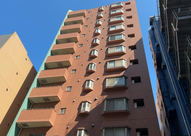 外観はマンション管理がされているかの目安になります。築年数が古いと、壁面は劣化してひび割れが生じることも！建物が古びていても細かいところが修繕されていると、きちんと管理されているなぁと感じるでしょう。