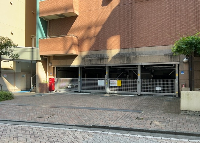 マンションの駐輪場は、事前に空きがあるか確認を取ると安心です。せっかく入居したのに駐輪スペースがない！なんてことになったら大変ですよね。そこで、内見時や購入前にはまず事前に確認しておくと良いでしょう。