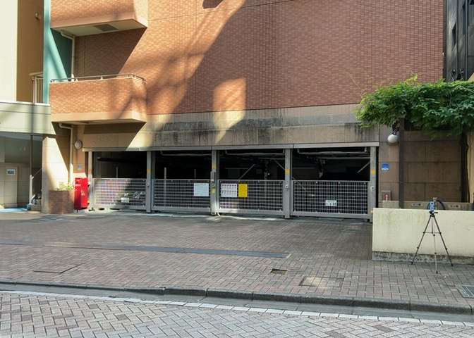 駐車場と明記されていても、最小スペースでつくられた駐車場だと大型車は駐車できなかったり、出入りしにくくなったりする可能性があります。お車のサイズと購入したい物件の駐車場のサイズを現地で確認しましょう。
