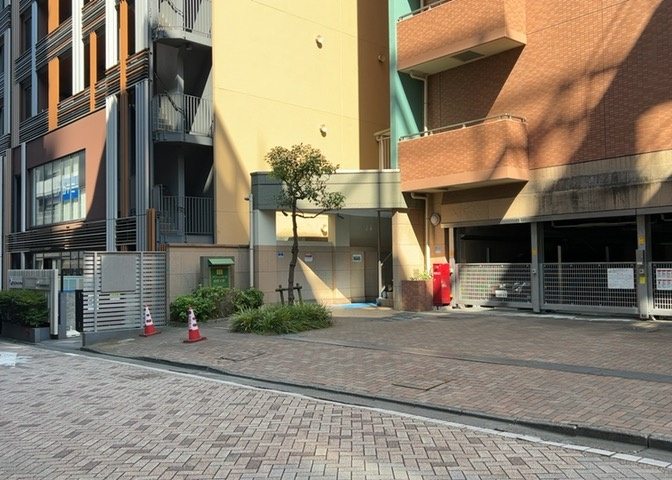 中庭（パティオ）とは、一つの建築物の内部に設けられた、壁などで囲われている庭のことを指します。コの字型、ロの字型が主流ですが、L字型の中庭もあります。最近では、インテリア性の高さからも人気があります。