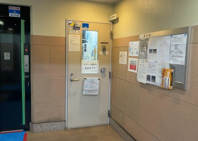 受付はマンションコンシェルジュがいる場合もあれば、管理人が滞在する小部屋を総称して呼ぶことがあります。主にエントランスに設置されていることから、防犯面でも期待ができます。防犯設備がない場合はより安心！