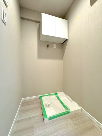 洗濯機置き場上部には便利な収納棚などを設置可能。毎日の洗濯動線がスムーズで、家事効率を高めてくれる使い勝手の良い空間です。