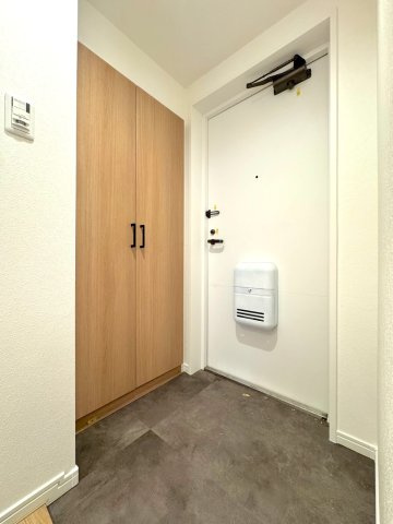 すっきりと片付くシューズボックスを備えた玄関。明るく爽やかな空間が、ご家族やゲストを心地よくお出迎えします。