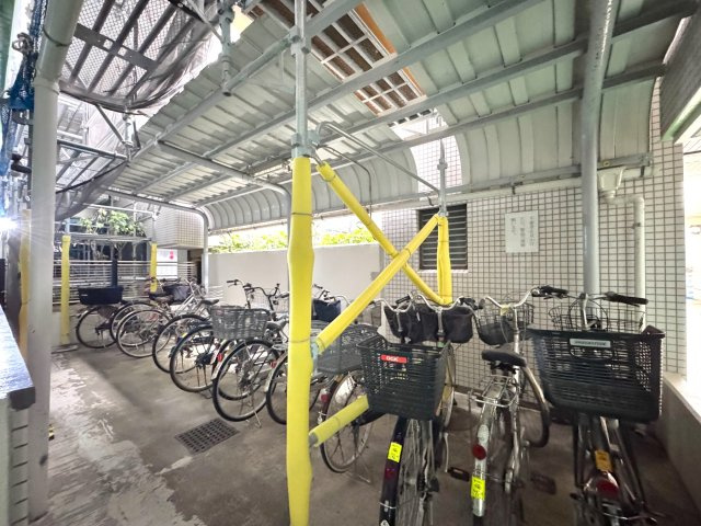 敷地内に綺麗に整備された駐輪場（空有・月額400円）。お出かけや通勤・通学のアクティブな生活をしっかりサポートします。