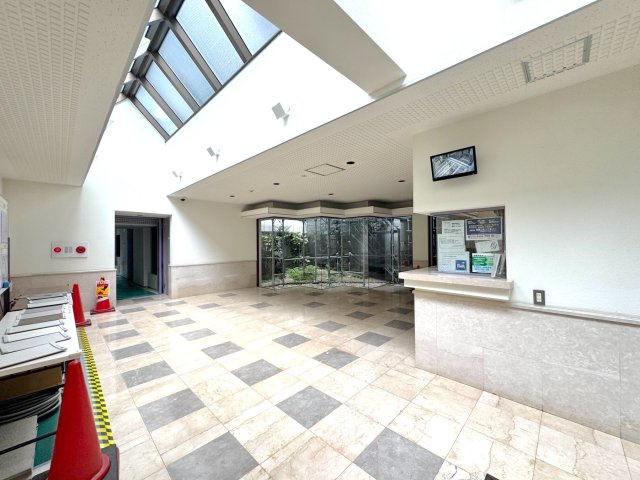 管理体制良好で綺麗に保たれたエントランス。住まう方を安心感とともに迎え入れてくれる、落ち着いた雰囲気の共用スペースです。