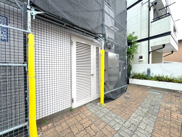 敷地内に設置された使い勝手の良いゴミ置き場。日々のゴミ出しがスムーズに行える、忙しい共働き世帯にも嬉しい共用設備です。