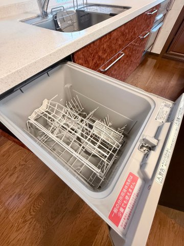 【食洗機】　手肌に優しく、家事の時短にもなる食洗機を完備。