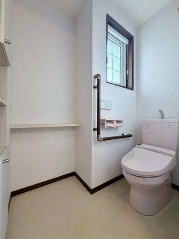 【1階　トイレ】　手すりを備えた安心設計のトイレ。