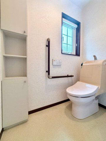 【2トイレ】　トイレに省スペースで収納を確保。