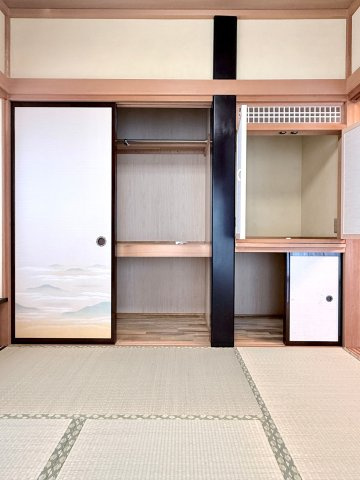 【和室約6.0帖　収納】　押し入れを備え、寝具などの収納もスムーズにできそうです。
