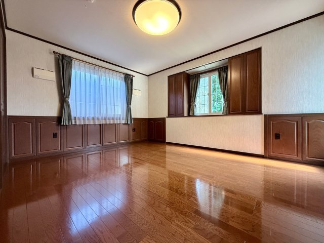 【洋室約10.75帖】　ゆったりサイズの洋室は、主寝室にいかがでしょうか？