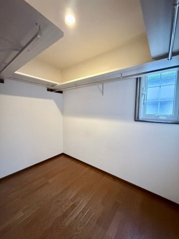 【廊下収納】　たっぷりと荷物が入るよう、ウォークインクローゼットを完備。