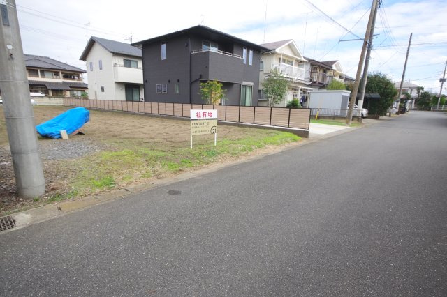 前面道路は6ｍで広々としています