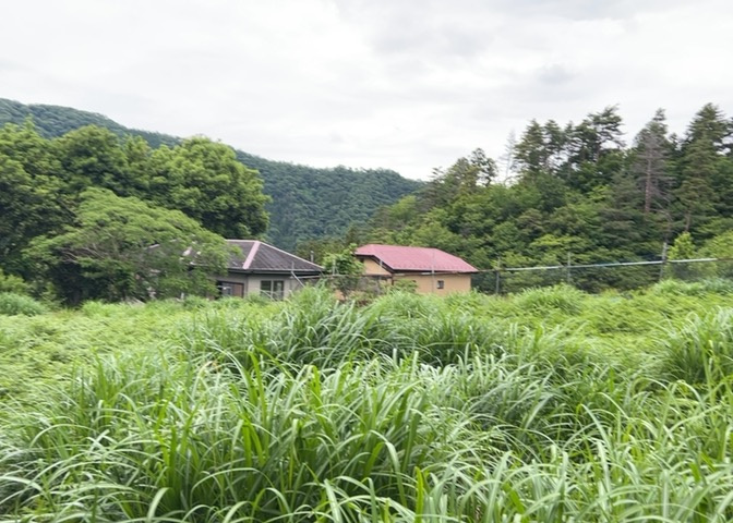 土地の形が極端に長細かったり、狭小地、あるいは道路との高低差がある傾斜地だった場合、後々売ろうとしても買い手がつかない場合もあります。後々、売却することになった時に価値の下がらない土地を選びましょう。