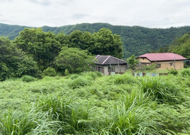 土地の面積＝住宅面積ではありません。建ぺい率の問題などで、土地のある場所によって住宅を建てられる面積は限られています。高さもしかり、「土地」という言葉の中には、建築条件も含まれると考えておきましょう。