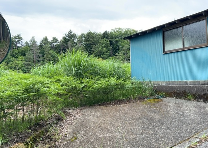 現地に行くなら、物件の周囲の地形がどうなっているかを見ることも大切です。周辺より低くなっている土地では、大雨などで水が集まりやすいため、地盤が弱くなっているということも考えられるため、注意が必要です。
